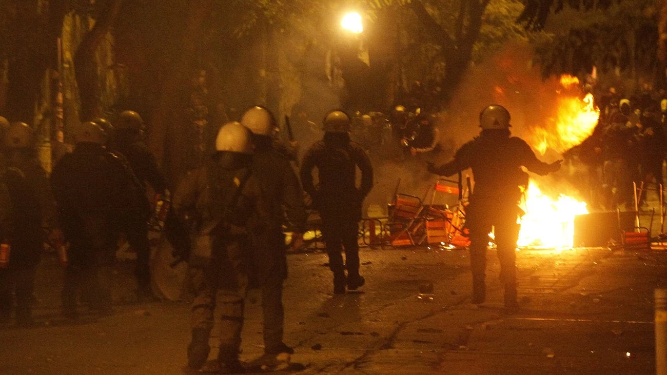 Εξάρχεια: Επίθεση με μολότοφ στα ΜΑΤ λίγο πριν ανοίξουν οι κάλπες